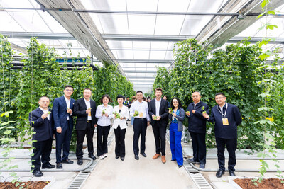 与会嘉宾共同庆祝啤酒花丰硕成果