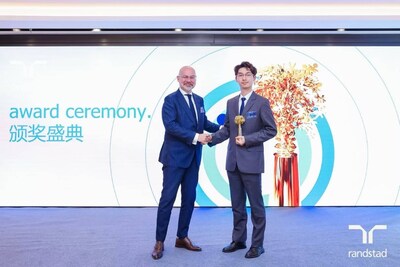 任仕达中国董事总经理Jonathan Edwards为获奖企业颁奖